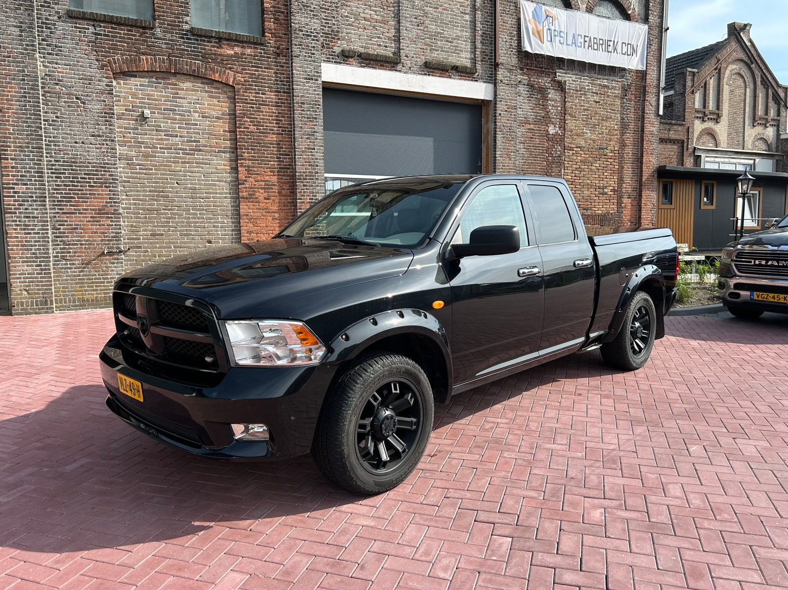 Dodge Ram 1500 4.7 V8 4x4 LPG 200L Crew Cab | BTW Auto, Auto's, Bestelauto's, 8 cilinders, 4 stoelen, Zwart, Leder