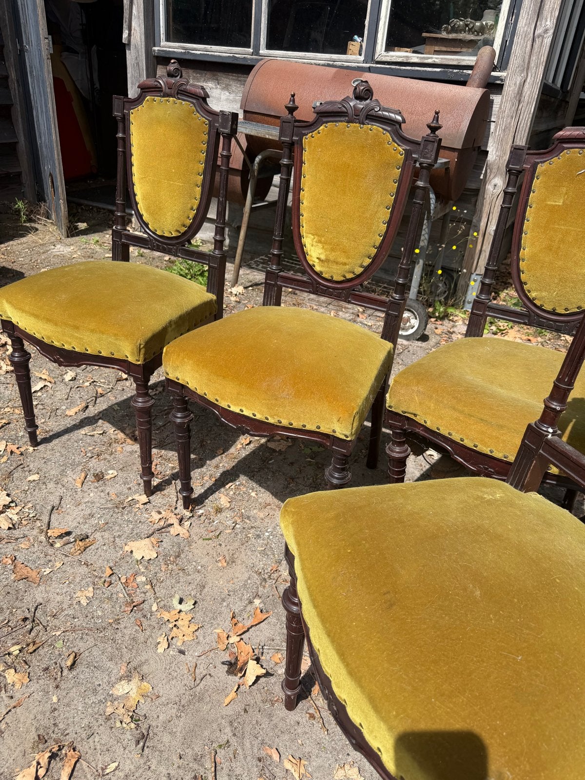 Brocante stoeltjes om op te knappen, Ophalen