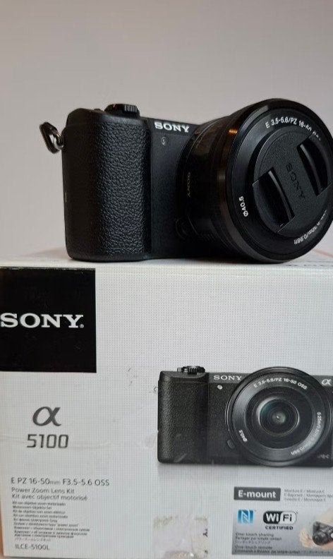 Sony Alpha A5100 systeemcamera met 16-50mm lens, Audio, Tv en Foto, Accu, Ophalen of Verzenden, Zo goed als nieuw, 4 t/m 7 keer