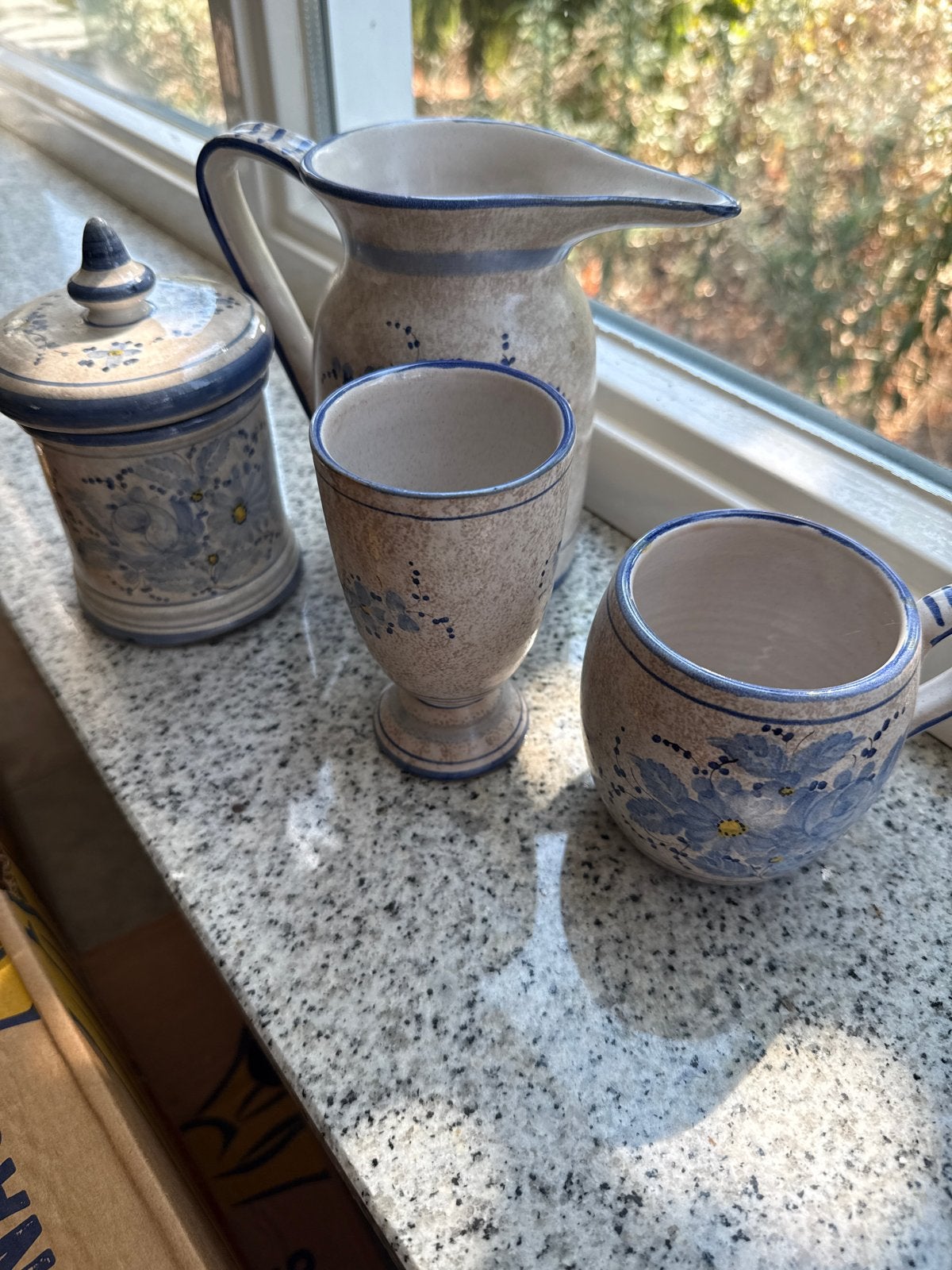 Vintage aardewerk set: kan, beker en pot met deksel, Ophalen