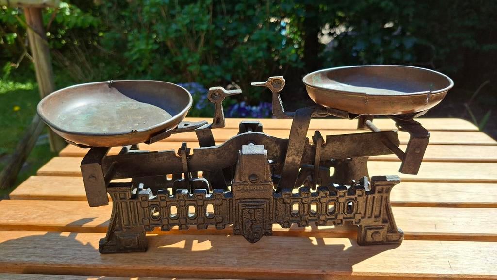 Antieke weegschaal zwart gietijzer met twee koperen schalen, Ophalen