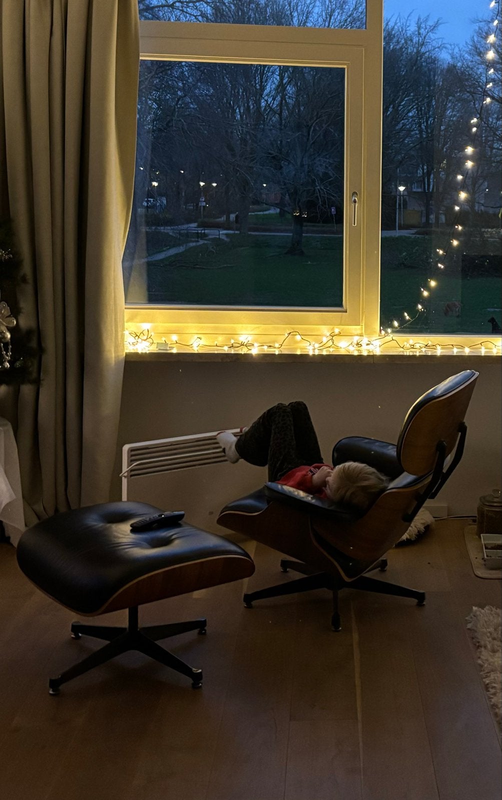 Lounge Chair met Hocker - Zwart Leer en Hout, Ophalen, Zo goed als nieuw, Hout, 75 tot 100 cm