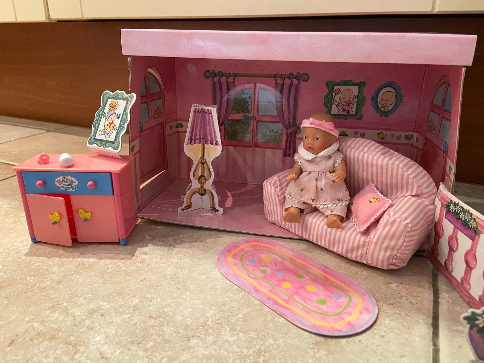 Baby Born Miniworld speelset “woonkamer” met popje + meubels, Ophalen of Verzenden, Gebruikt, Babypop