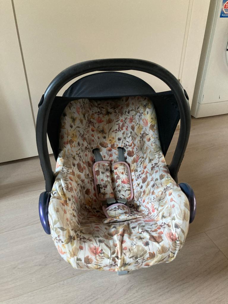 Maxi-Cosi Pebble autostoel met FamilyFix base, Ophalen, Autogordel of Isofix, Gebruikt, Zijbescherming