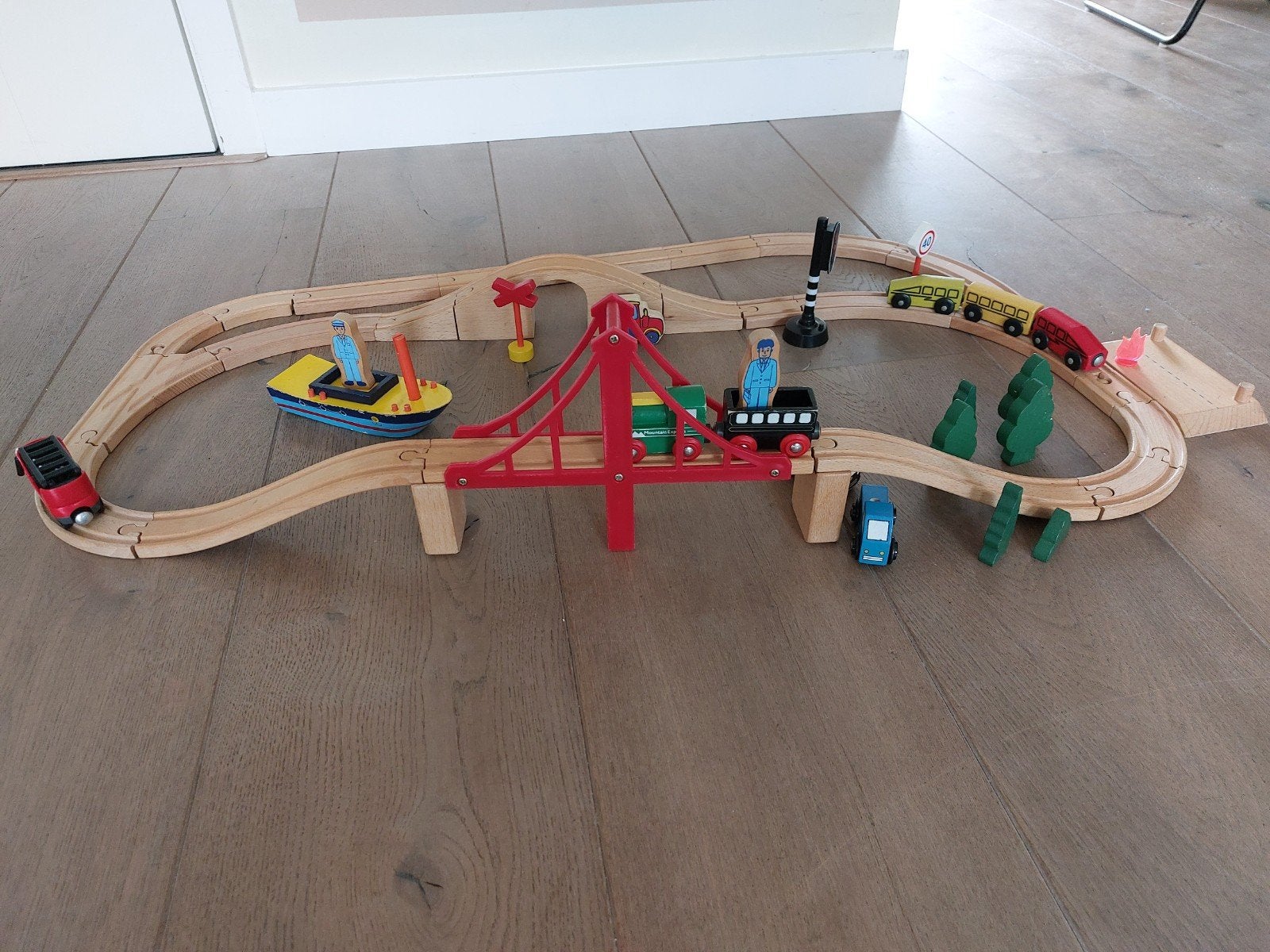 Houten treinbaan met brug en diverse toebehoren, Kinderen en Baby's, Speelgoed | Speelgoedvoertuigen, Ophalen of Verzenden, Gebruikt