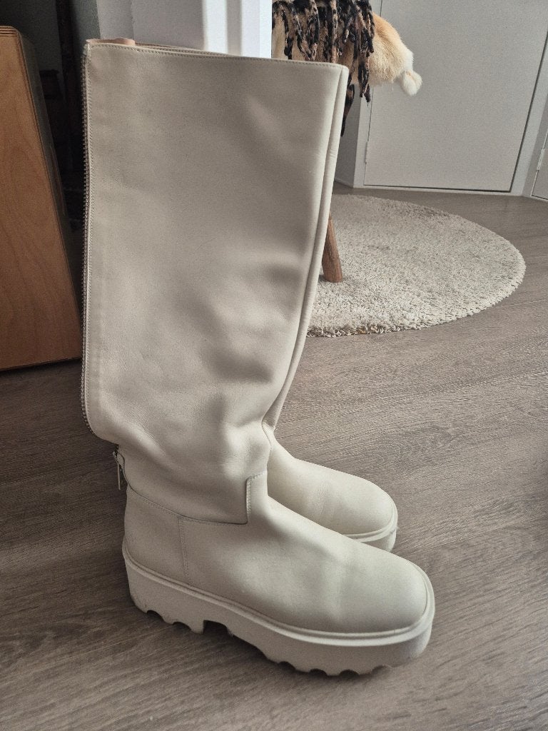 Toffe plateau laarzen ecru. Zitten zeer comfortabel. mt 39, Hoge laarzen, Wit, Ophalen of Verzenden, Zo goed als nieuw