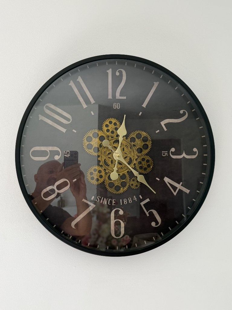 Moderne wandklok met zichtbaar uurwerk en gouden tandwielen, Ophalen, Wandklok
