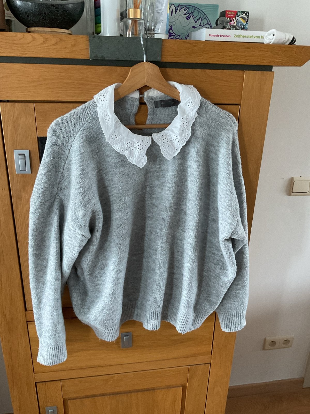 Grijze Primark trui met witte kanten kraag, Kleding | Dames, Ophalen of Verzenden, Gedragen, Maat 42/44 (L), Grijs