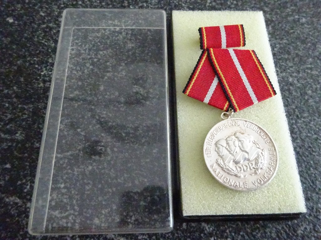 DDR:  NVA Verdienstmedaille zilver, Verzamelen, Ophalen of Verzenden, Landmacht, Duitsland, Embleem of Badge