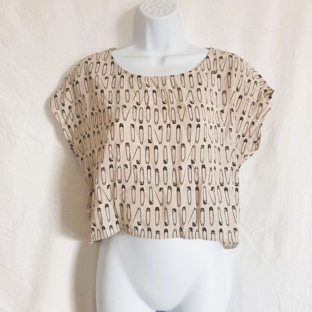 Grappig dames top met veiligheidsspeldprint. Mt 34. Divided, ., Geel, Ophalen of Verzenden, Zo goed als nieuw