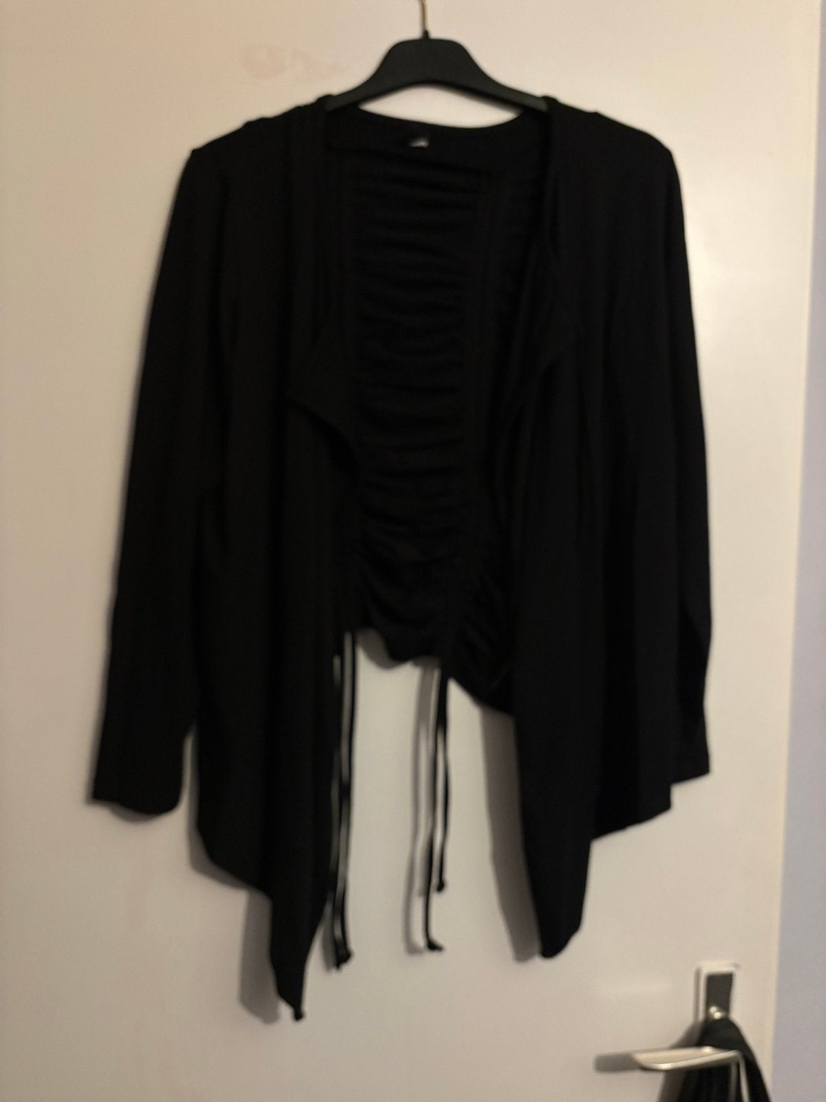 Yoek zwart vest met ruches - Maat S, Kleding | Dames, Ophalen of Verzenden, Nieuw, Zwart, Trui of Vest