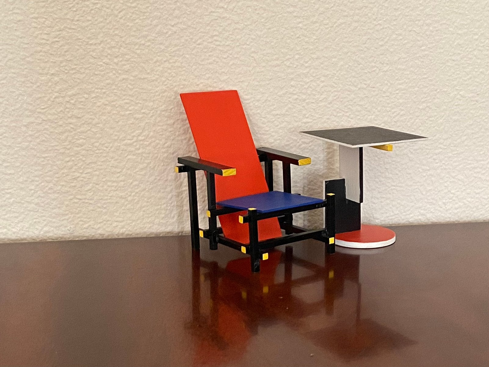 Miniatuur Rietveld stoeltje Rood Blauw met tafeltje  1: 8, Antiek en Kunst, Antiek | Meubels | Stoelen en Banken, Ophalen of Verzenden