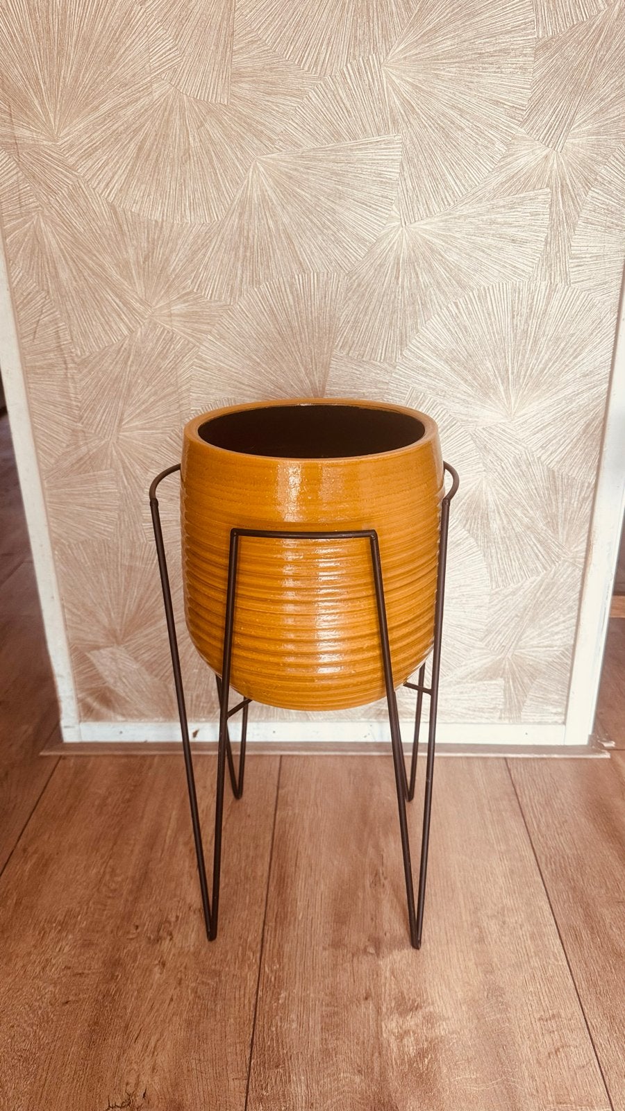 Gele bloempot met standaard, Gebruikt, Rond, Binnen, Aardewerk