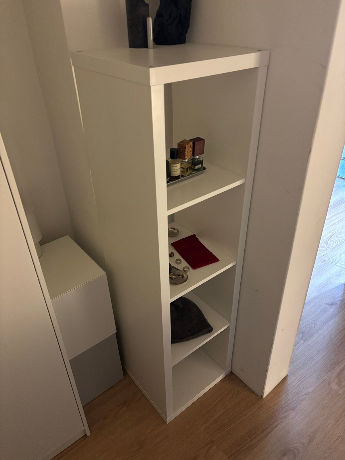 Witte smalle boekenkast met 4 planken, Ophalen, Met plank(en), Minder dan 50 cm, Gebruikt