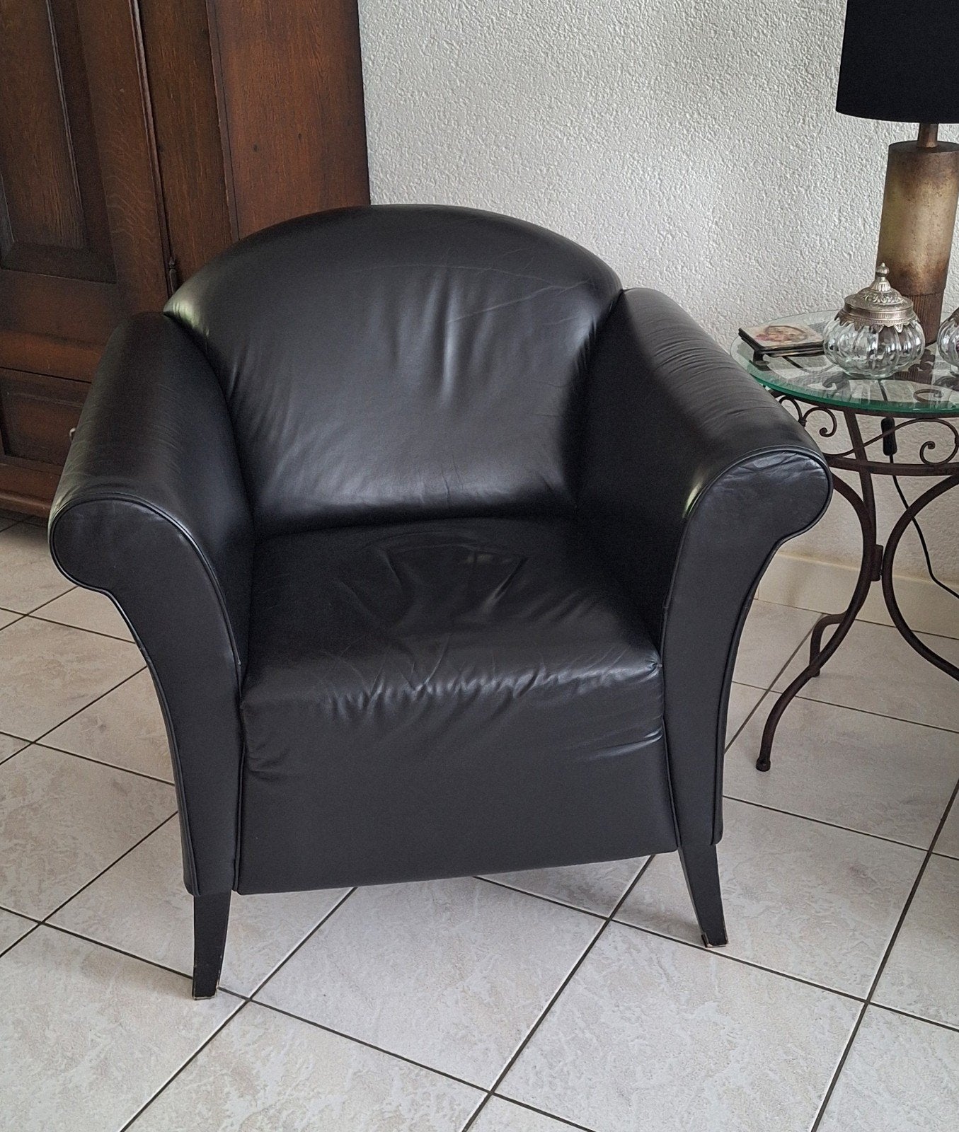 Zwarte leren fauteuil - Comfortabele en stijlvolle stoel, Huis en Inrichting, Fauteuils, Ophalen, Gebruikt, Tijdloos, Klassiek