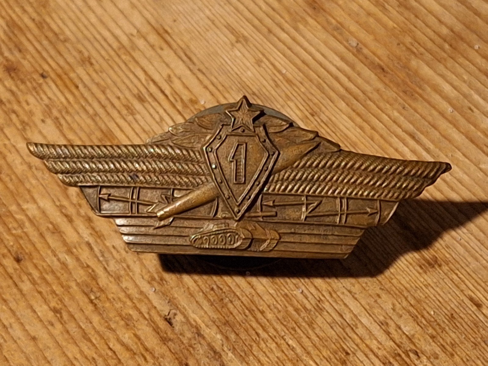 twee sovjet russische tank emblemen, Verzamelen, Ophalen of Verzenden, Landmacht, Overige gebieden, Embleem of Badge