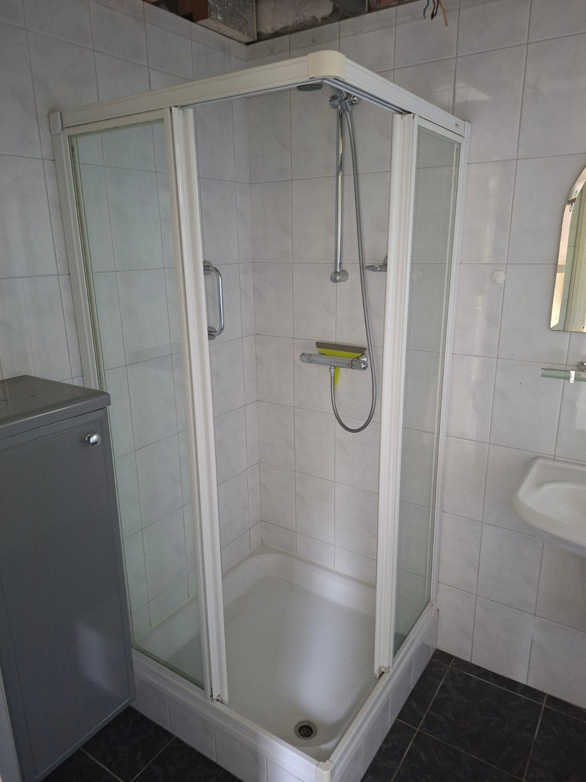 Douche, evt icm bad, wastafel en wandkast, Ophalen, Gebruikt, Met douche