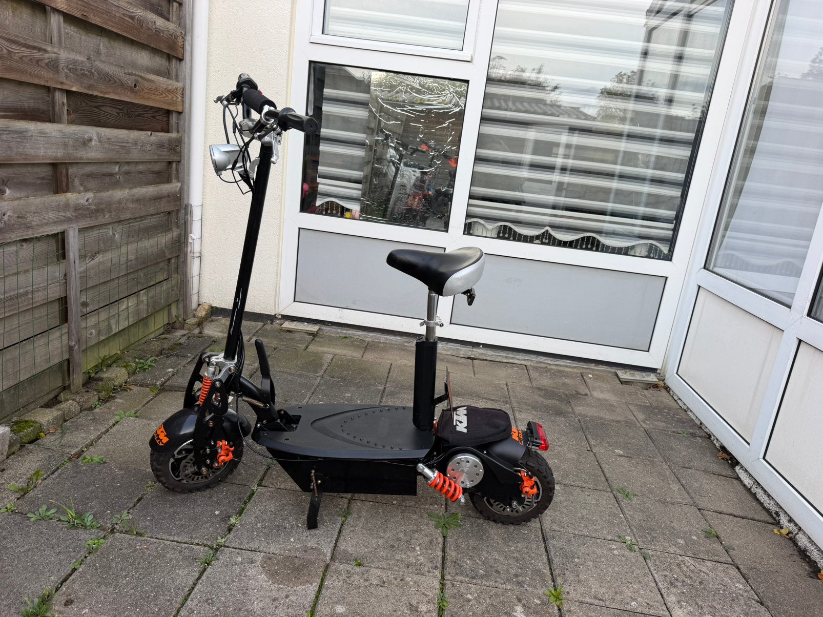 Te koop: KTM E-Rally elektrische step met zadel, Ophalen, Zo goed als nieuw, Elektrische step (E-scooter)