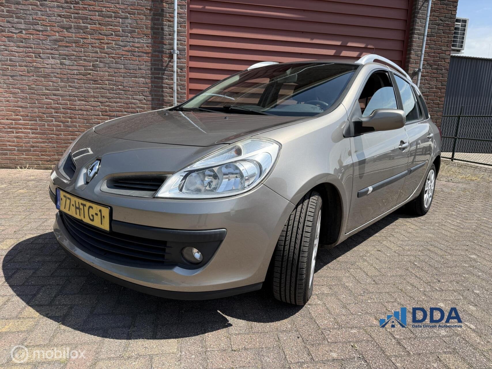 Praktische Clio Estate met trekhaak en Cruise (EXPORT), Voorwielaandrijving, Gebruikt, 4 cilinders, 1095 kg