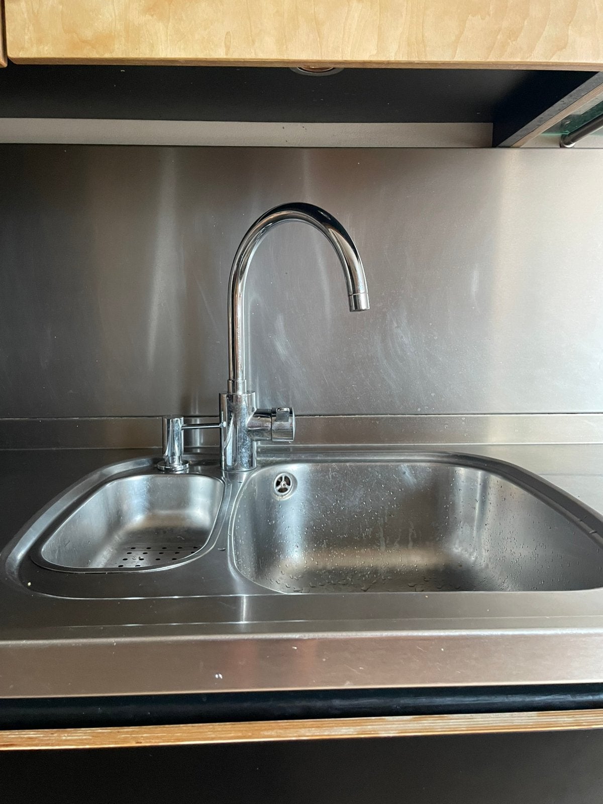 Gratis Complete hoekkeuken 240 bij 220 in RVS en hout, Ophalen, Zo goed als nieuw, Graniet of Steen, Hoekkeuken