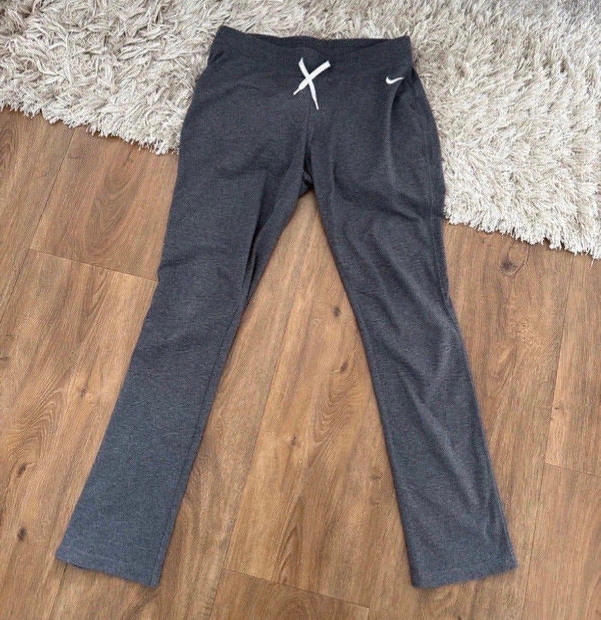 Nike joggingbroek maat M - Zo goed als nieuw, Kleding | Dames, Maat 38/40 (M), Ophalen of Verzenden, Zo goed als nieuw, Grijs