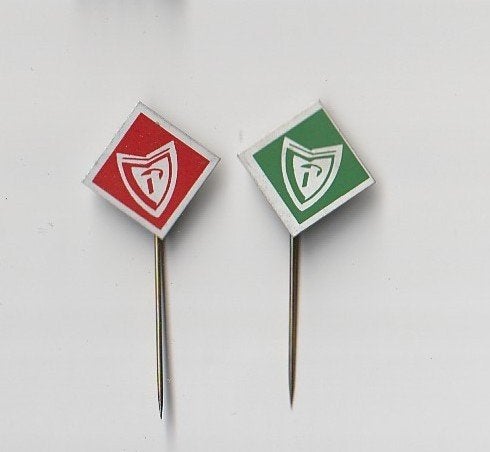 2 onbekende blikken (auto ? ) spelden met wapenschild oid, Verzamelen, Ophalen of Verzenden, Gebruikt, Overige onderwerpen, Speldje of Pin