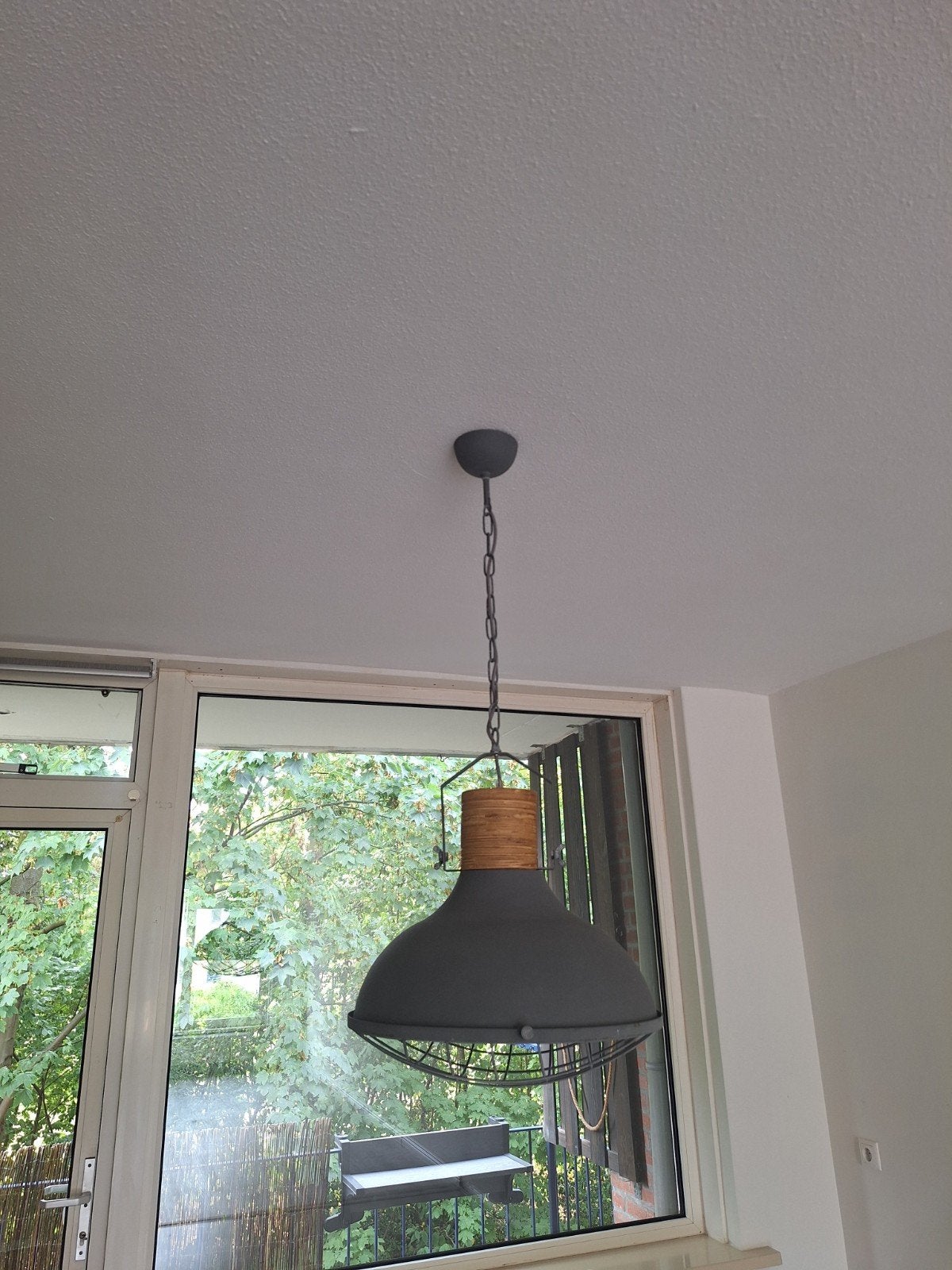 Industriële hanglamp met metalen kap en houten accent, Huis en Inrichting, Ophalen, E27 (groot), Zo goed als nieuw, Industrieel