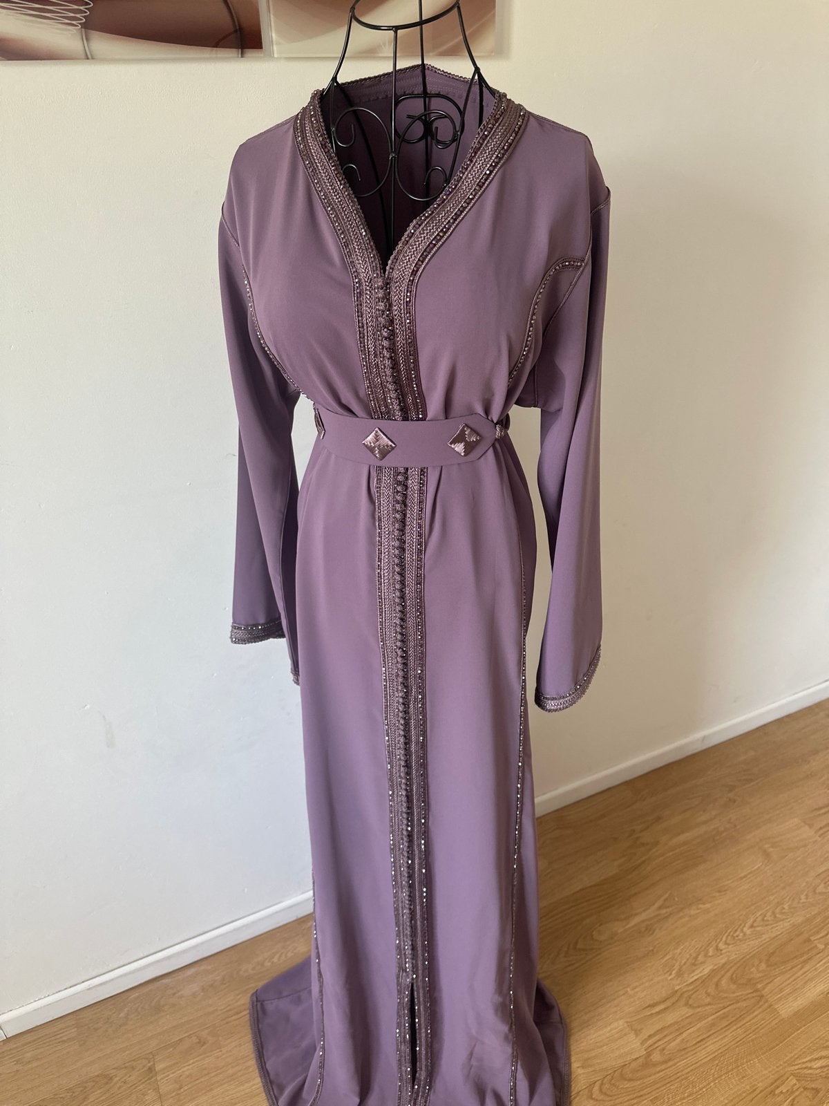 Prachtige paarse Marokkaanse kaftan  met borduursels, Paars, Maat 42/44 (L), Nieuw, Ophalen of Verzenden