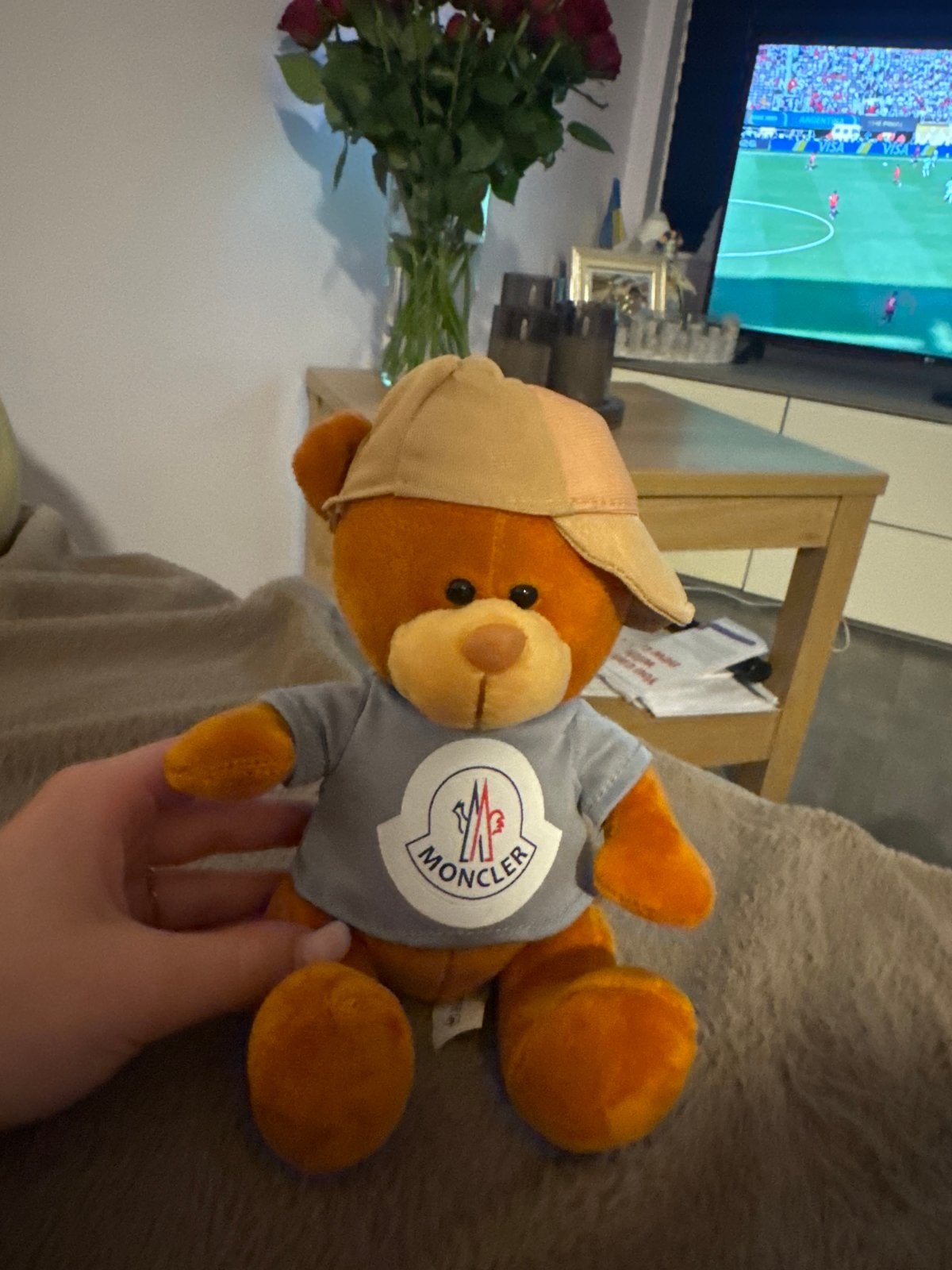 Kleine Moncler Teddybeer met petje - Zo goed als nieuw, Kinderen en Baby's, Overige merken, Overige karakters, Beer, Ophalen of Verzenden