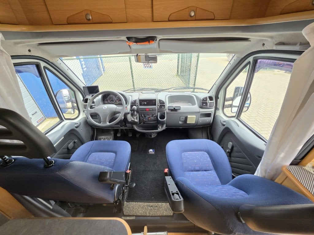 Adria Coral Compact 574 SP Vast bed, 6M, Garage, Ringverwarming, Fiat, Achteruitrijcamera, Treinzit
