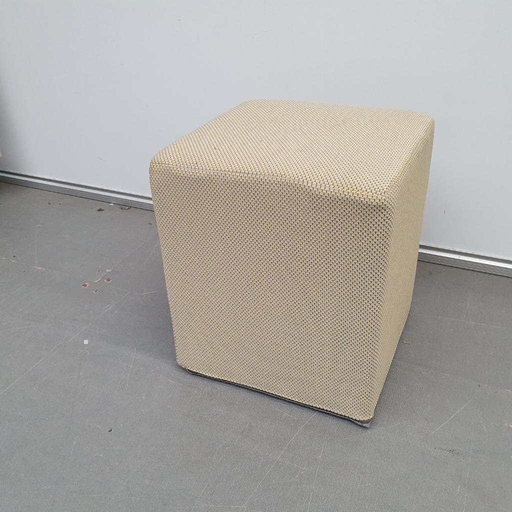 4x Softline poef voetenbankje met gele stof zithoogte 44 cm, Huis en Inrichting, Ophalen, Gebruikt, 125 cm of meer, Stof