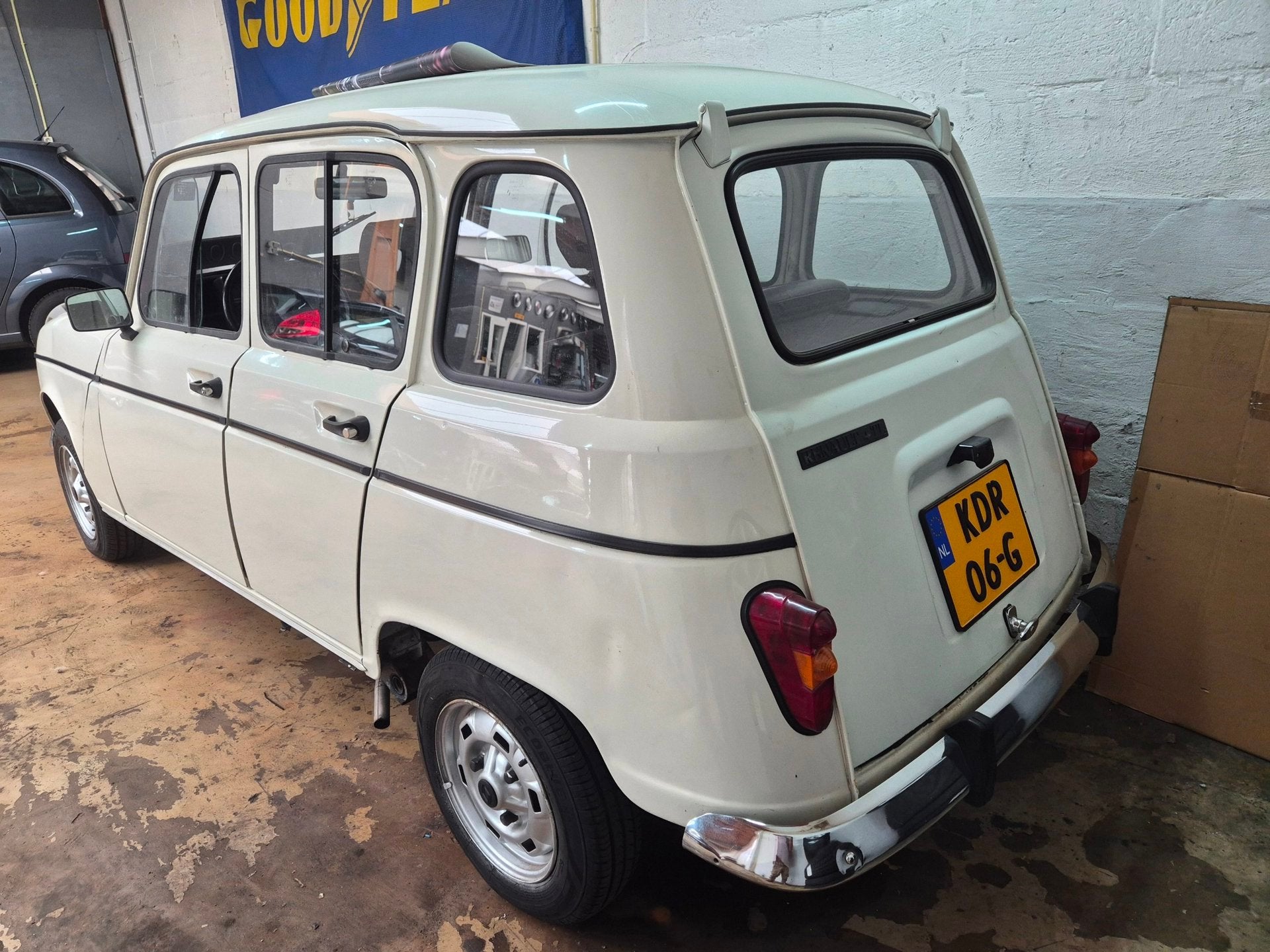 Renault 4 R 4 TL * roest en lasvrij * NL KENTEKEN, Gebruikt, Zwart, 4 cilinders, Beige