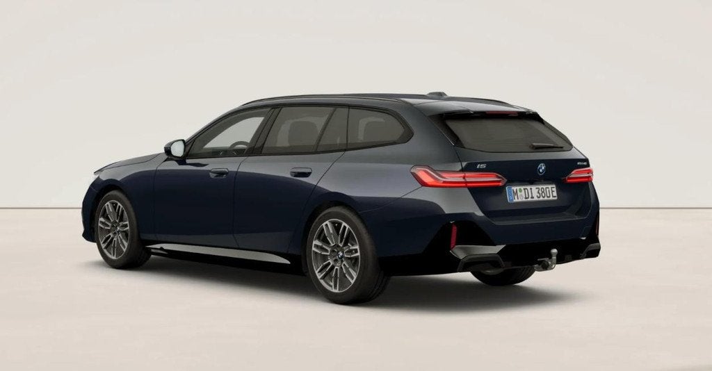 BMW i5 Touring eDrive40 M Sport Edition 84 kWh Trekhaak - B&, Automaat, 12 maanden, Achterwielaandrijving, Zwart