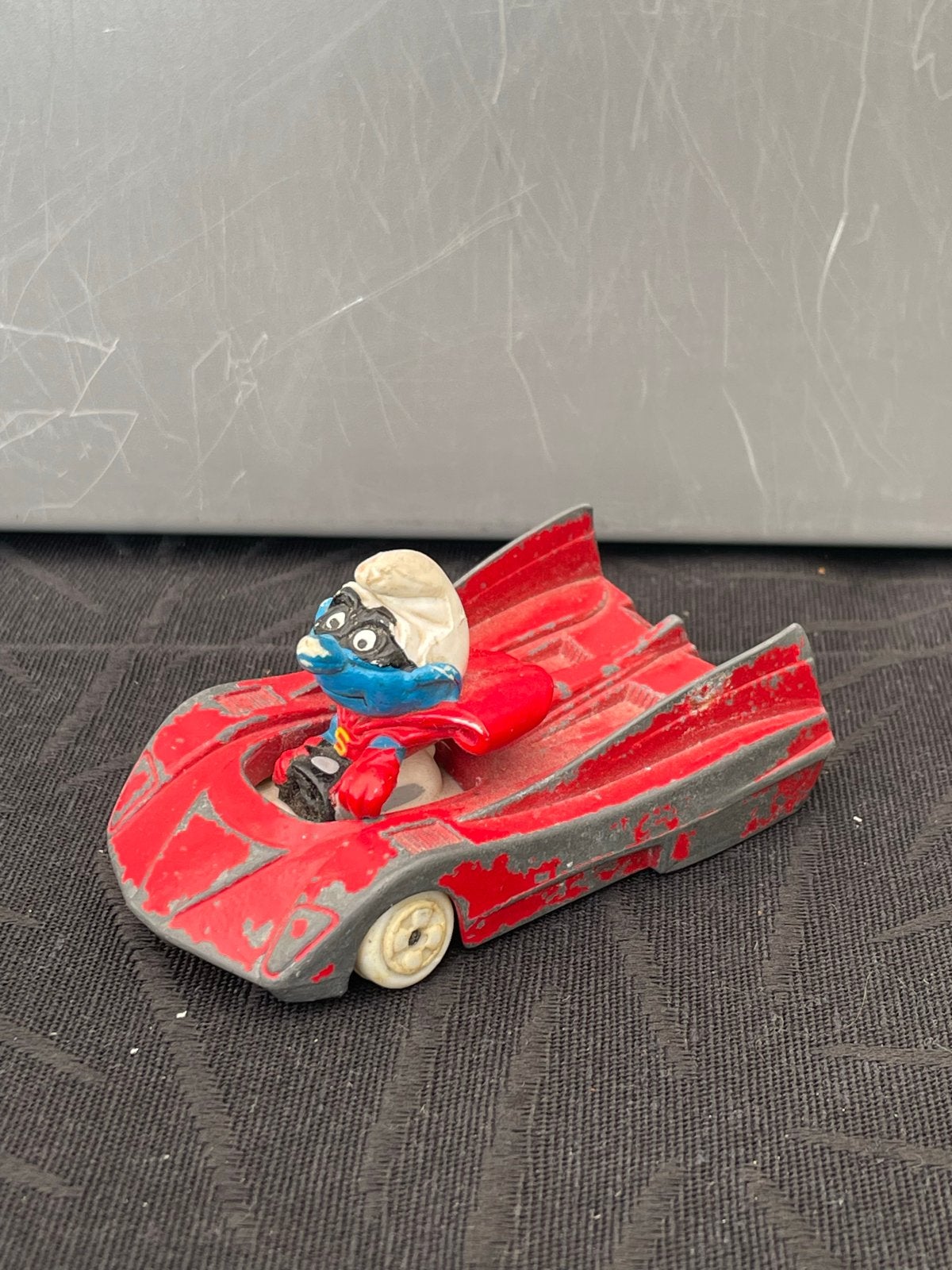 Smurf in raceauto - Vintage Smurfen figuur, Verzamelen, Ophalen of Verzenden, Gebruikt, Overige Smurfen, Poppetje, Figuurtje of Knuffel