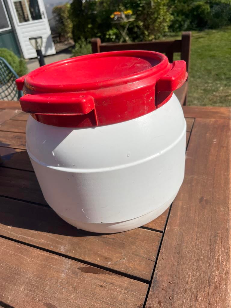 Witte plastic ton met rood deksel, Ophalen of Verzenden, Zo goed als nieuw
