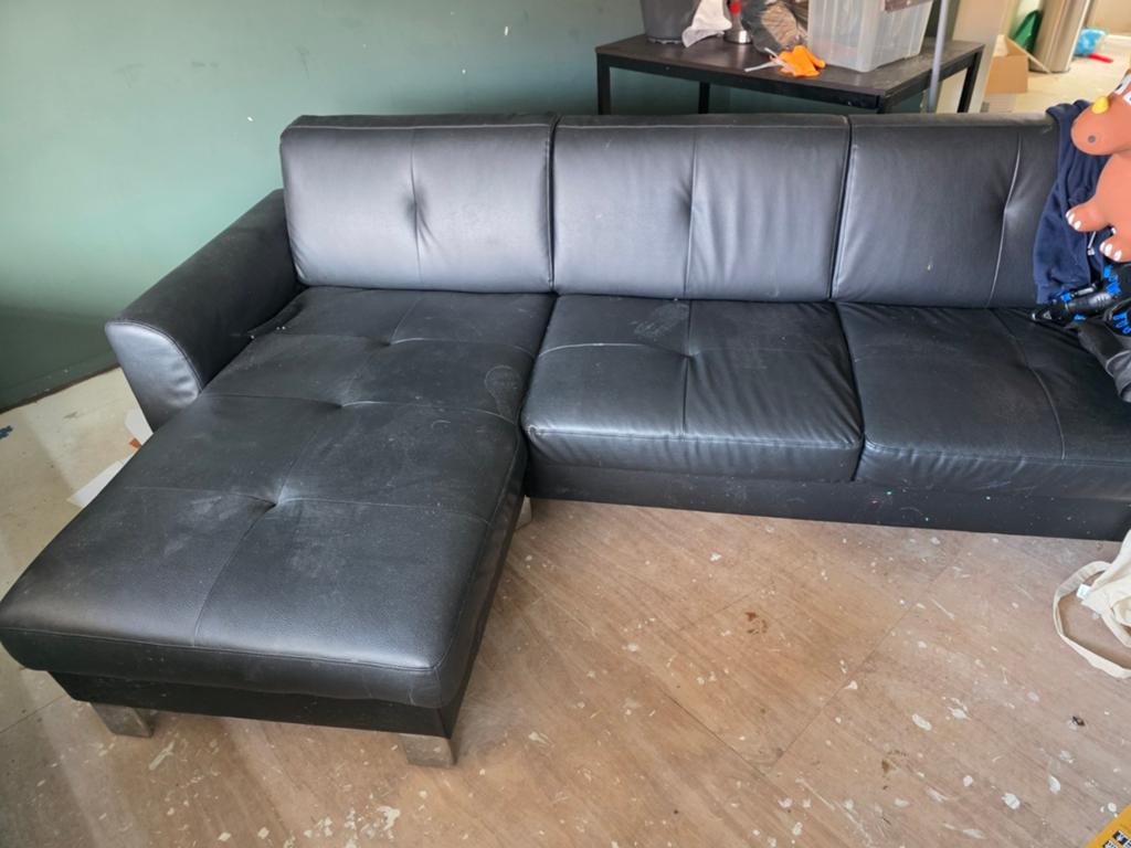 GRATIS zwarte kunstLeren Hoekbank, Huis en Inrichting, Banken | Bankstellen, Ophalen, Kunststof, Gebruikt, 100 tot 125 cm