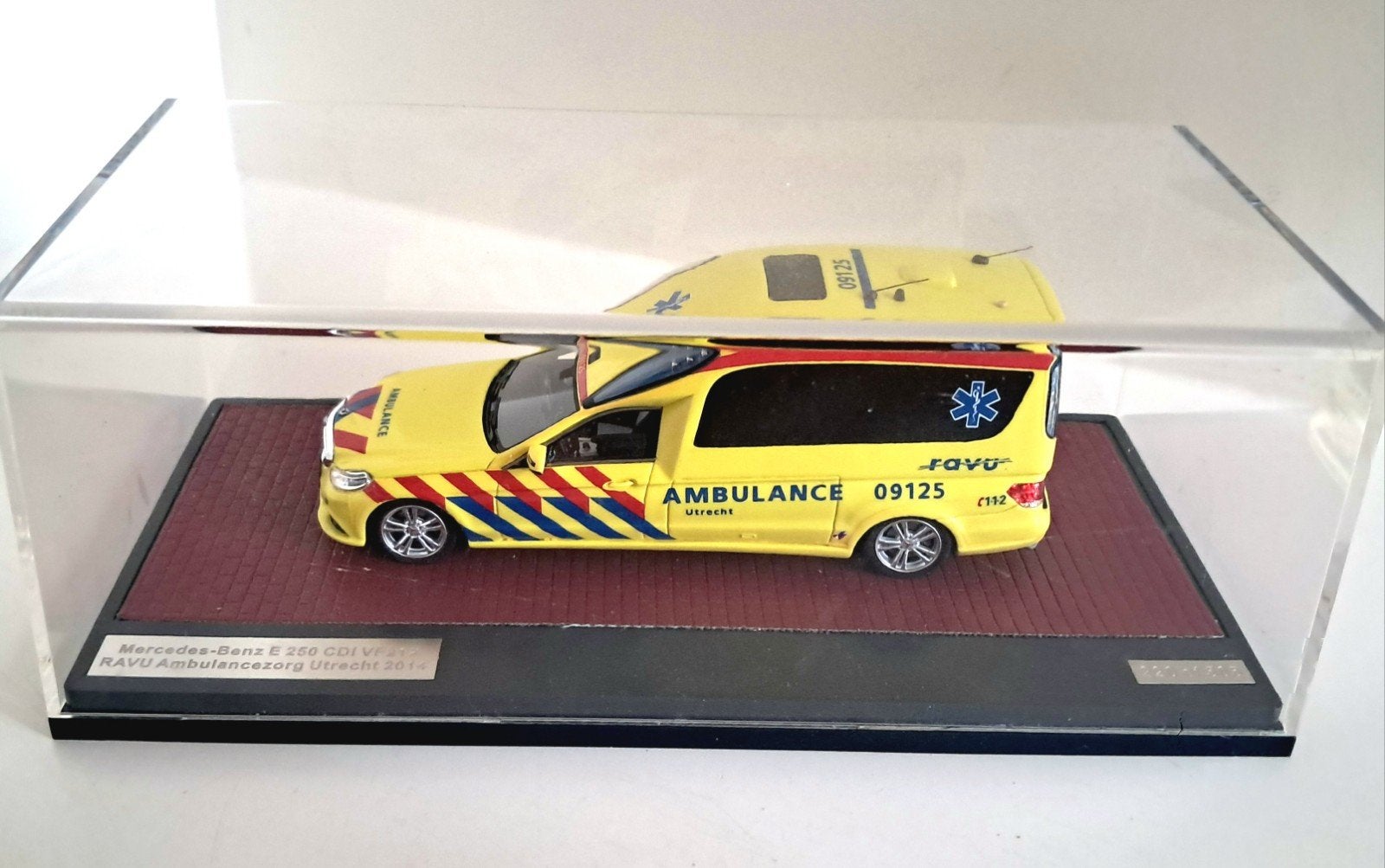Mercedes ambulance ravu 1:24 van Matrix, Ophalen of Verzenden, Nieuw, Auto, Overige merken