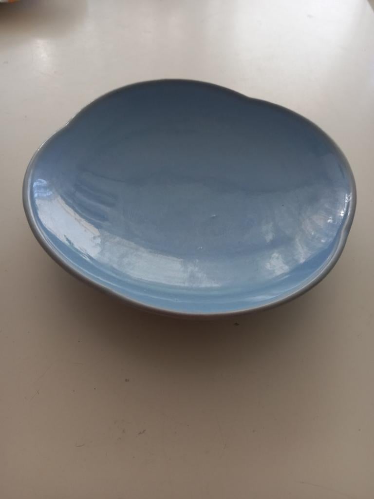 Retro lichtblauw geglazuurd schaaltje - Bijzondere vorm, Antiek en Kunst, Antiek | Schalen, Ophalen of Verzenden