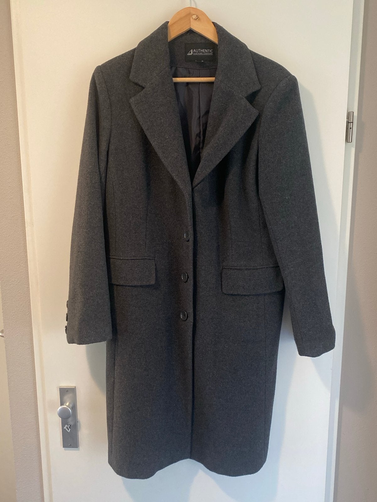 Authentic Clothing Company Grijze Lange Jas Maat XL, Kleding | Dames, Ophalen of Verzenden, Zo goed als nieuw, Maat 46/48 (XL) of groter