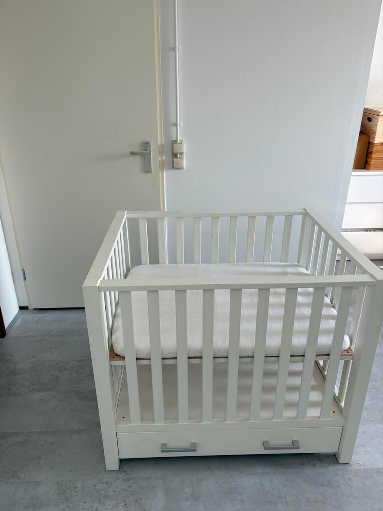 Wit box met lade, matras en boxkleed, Kinderen en Baby's, Boxen, Ophalen, Gebruikt, Rechthoekig, In hoogte verstelbaar