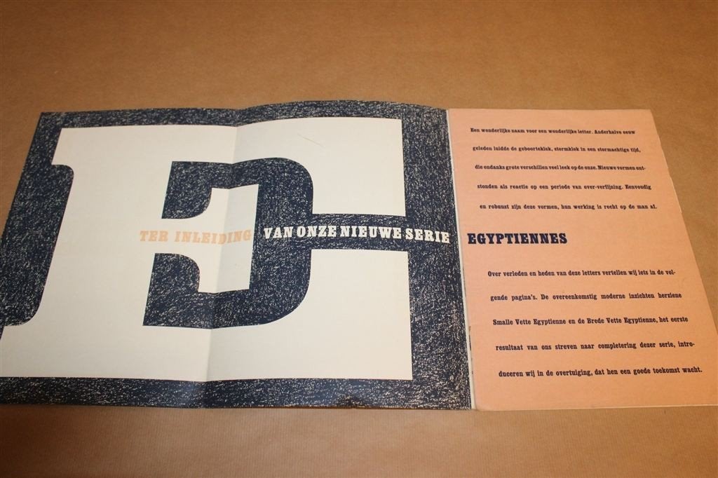 Grafische Mededelingen 1955 — Typografie en Egyptiennes, Ophalen of Verzenden, Gelezen, Fotografen