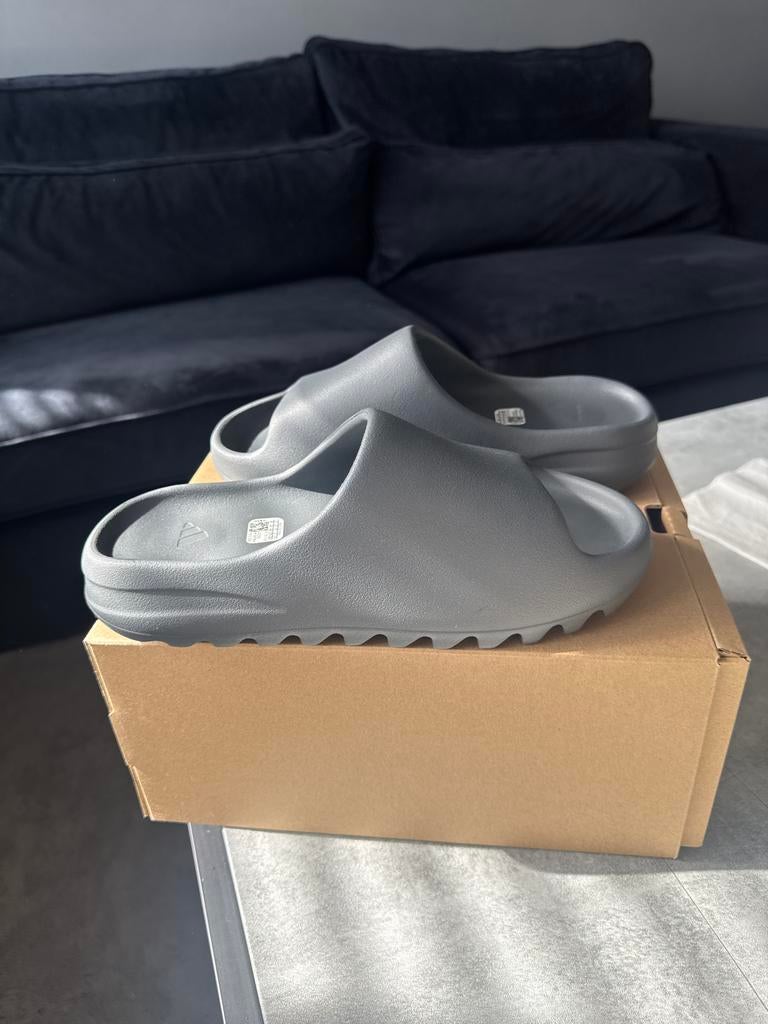 Yeezy Slide Slate Grey maat 43 Nieuw in doos, Kleding | Dames, Schoenen, Ophalen of Verzenden, Nieuw, Grijs, Slippers