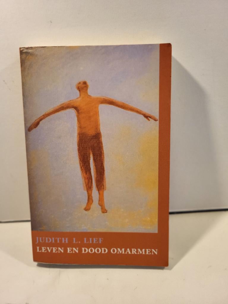 Judith L. Lief				Leven en dood omarmen, Boeken, Esoterie en Spiritualiteit, Ophalen of Verzenden, Gelezen, Spiritualiteit algemeen