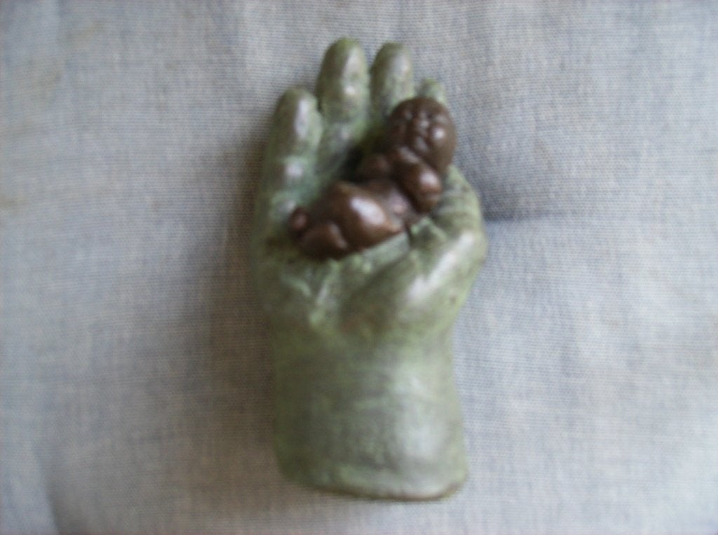 GEERT KUNEN, HANDMADE ,   BEELDJE BABY IN HAND, ESIGN, Antiek en Kunst, Kunst | Beelden en Houtsnijwerken, Ophalen of Verzenden