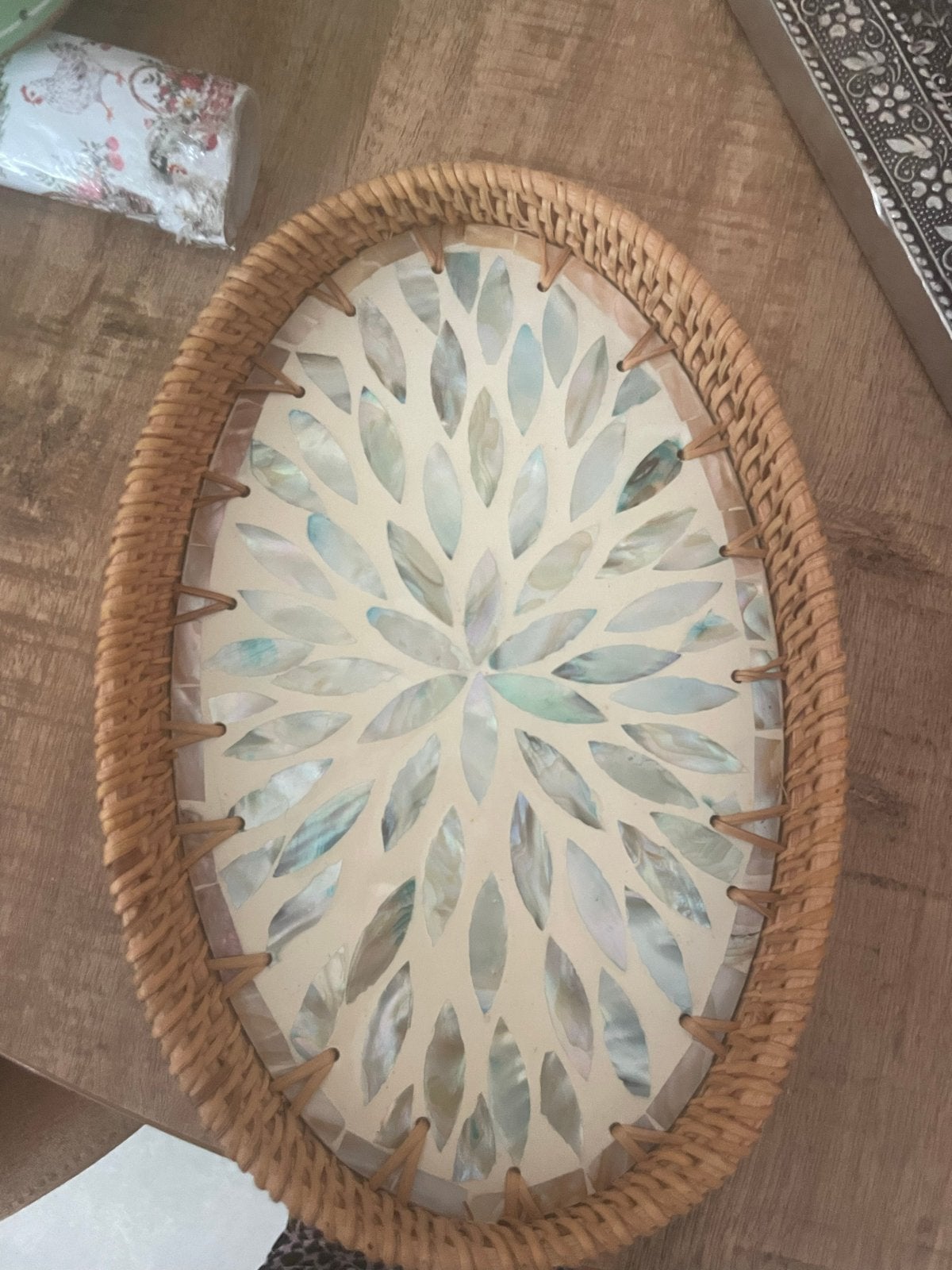 Ovaal dienblad van rotan met parelmoer inleg, Ophalen of Verzenden, Zo goed als nieuw, Handgemaakt, Riet