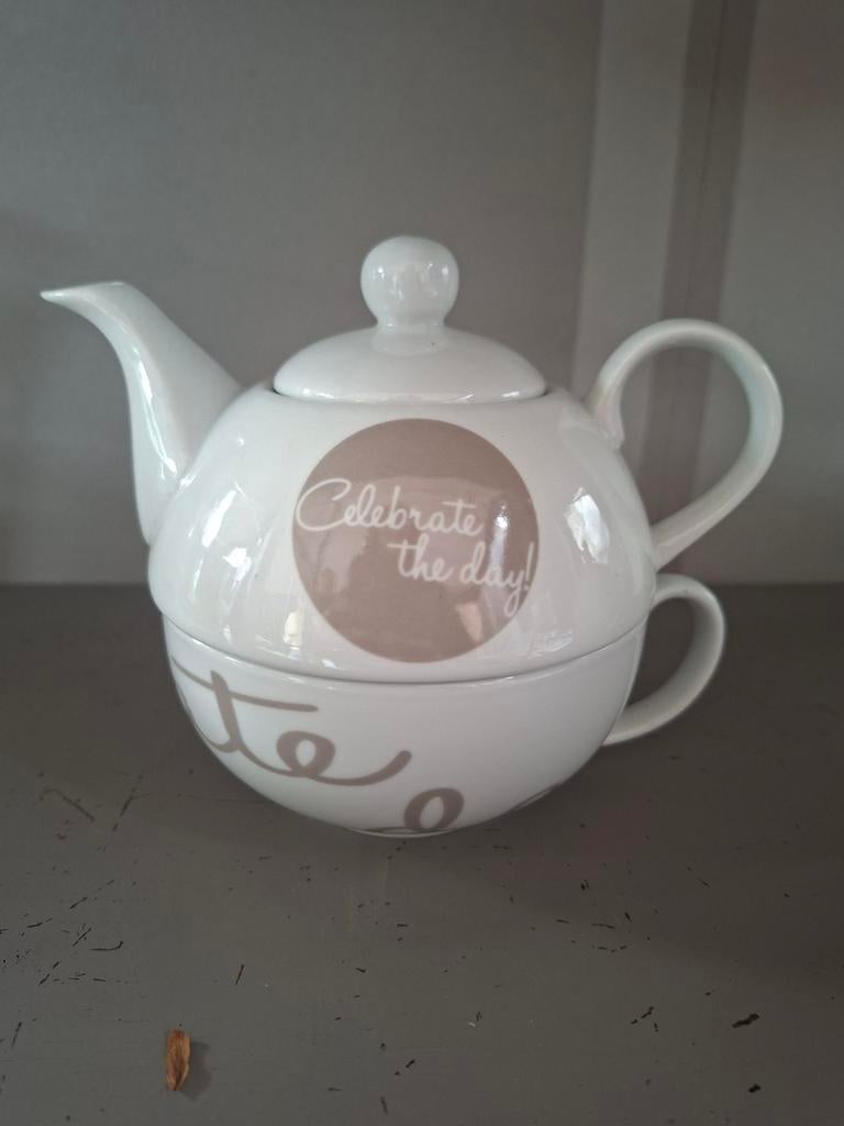 Theepot met kopje "Celebrate the day!", Huis en Inrichting, Keuken | Servies, Ophalen, Zo goed als nieuw, Overige stijlen, Overige typen