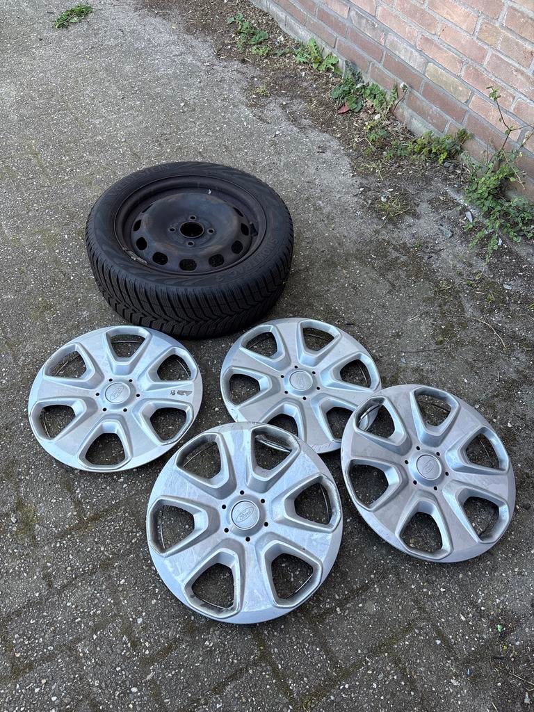Ford wieldop en 4 winterbanden op velg, Auto diversen, Wieldoppen, Ophalen, Gebruikt
