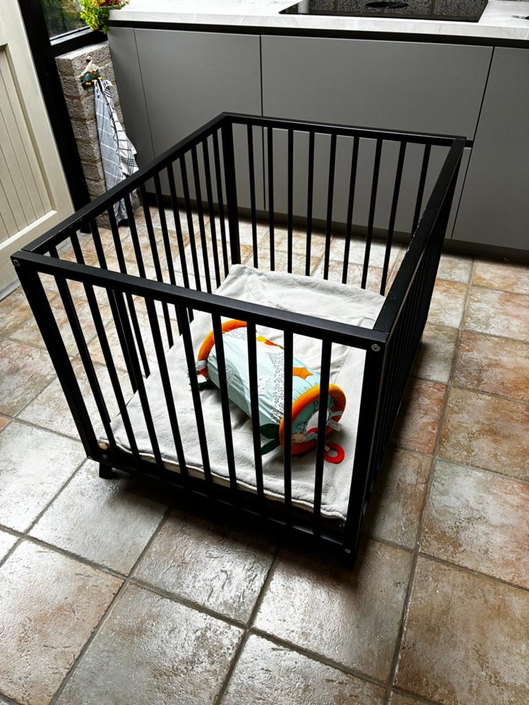 Zwarte Bopita box met matras van Koeka!, Ophalen, Zo goed als nieuw, Rechthoekig, In hoogte verstelbaar