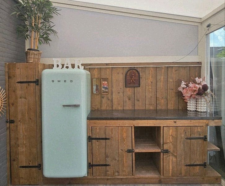 Buitenkeulen met Smeg koelkast, Ophalen, Houtskool, Zo goed als nieuw, Vrijstaand