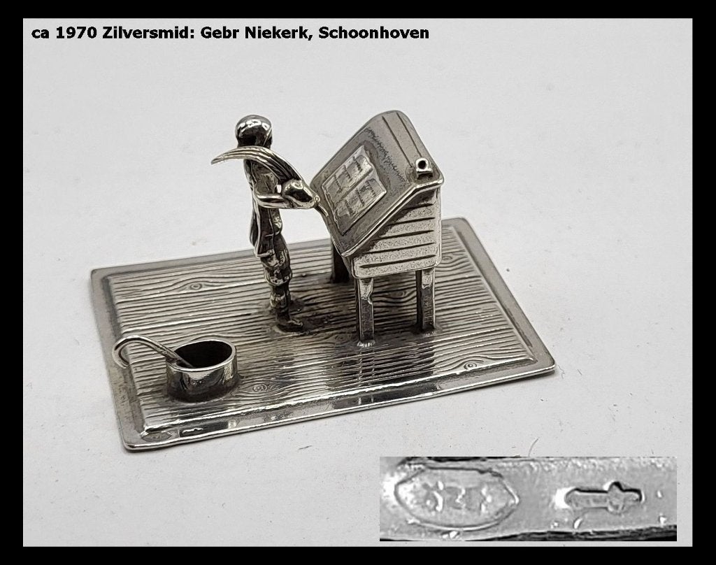 Miniatuur zilver Klerk aan desk, Nederlands gekeurd, Ophalen of Verzenden, Zilver